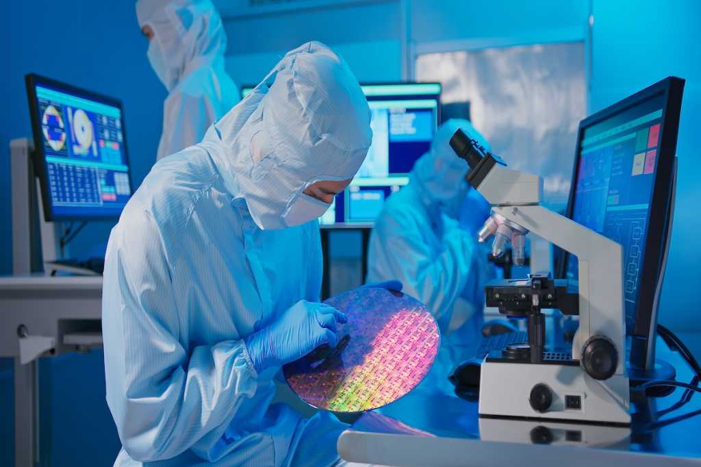 Image: There aren't nearly enough workers to support new US chip production