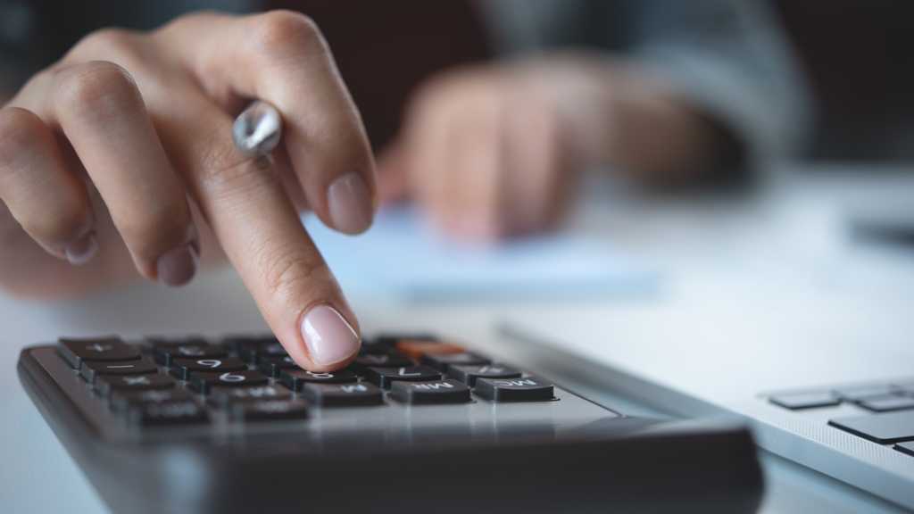 Image: Finanzchefs zwischen KI und Taschenrechner