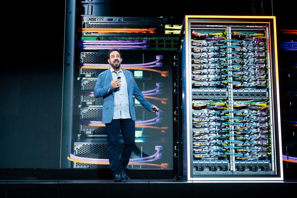 Image: AWS upgrades its 10p10u network to handle massive AI clusters