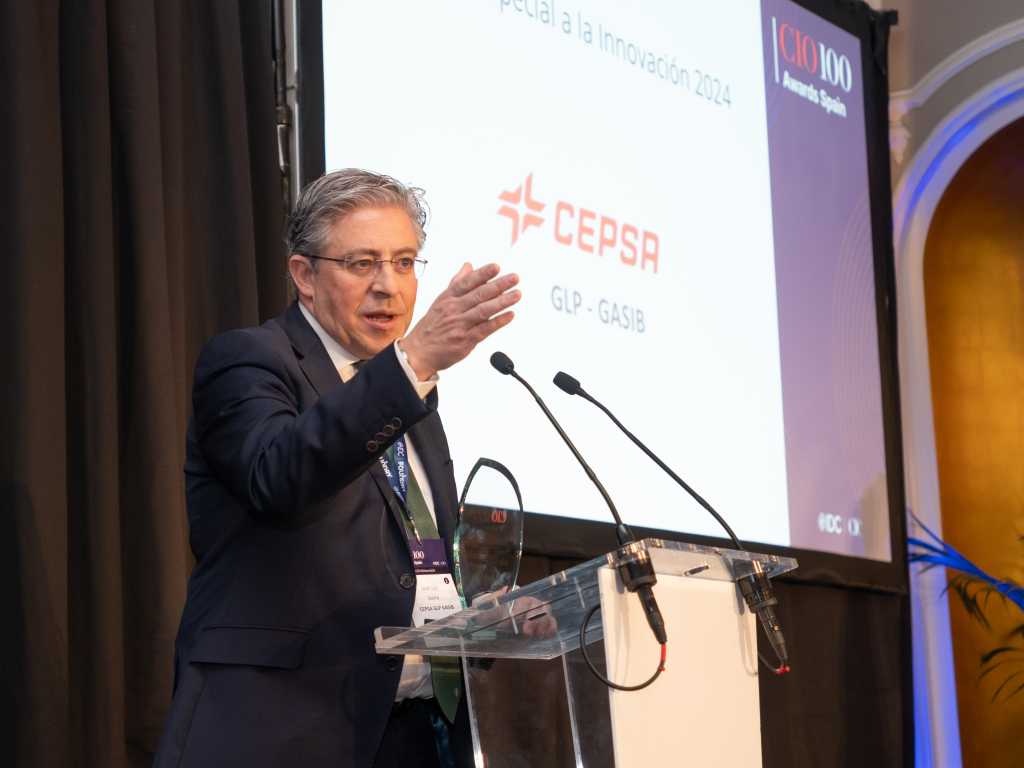 José Luis Sierra, ɫde Gasib, durante la recogida del premio especial a la Innovación.