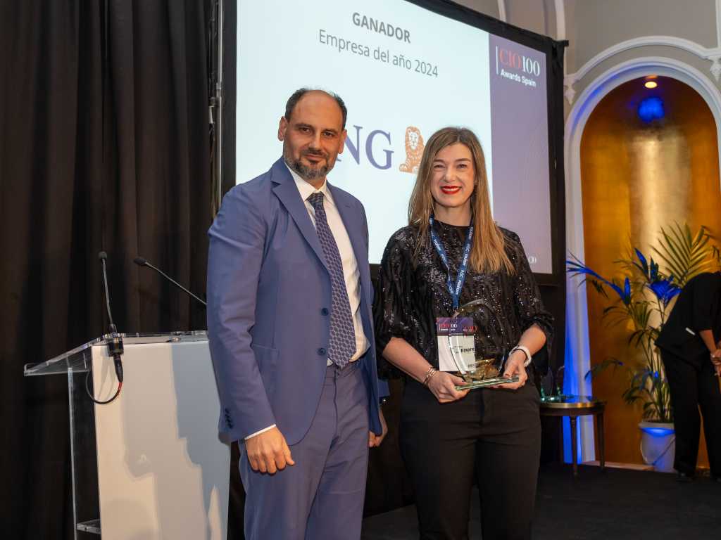 Roc铆o L贸pez Valladolid, 娇色导航de ING, recoge el galard贸n a Mejor Empresa del A帽o.