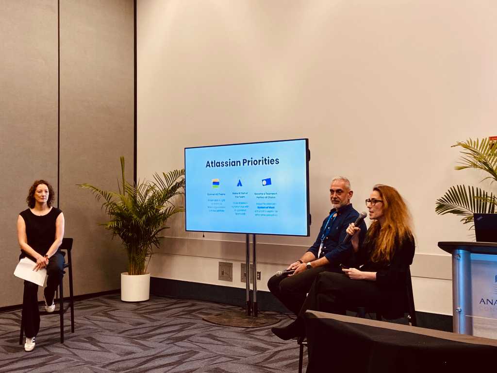 Zeynep Inanoglu Ozdemir, Chief Marketing Officer en Atlassian, y Andrew Boyagi, Head of DevOps Evangelism.