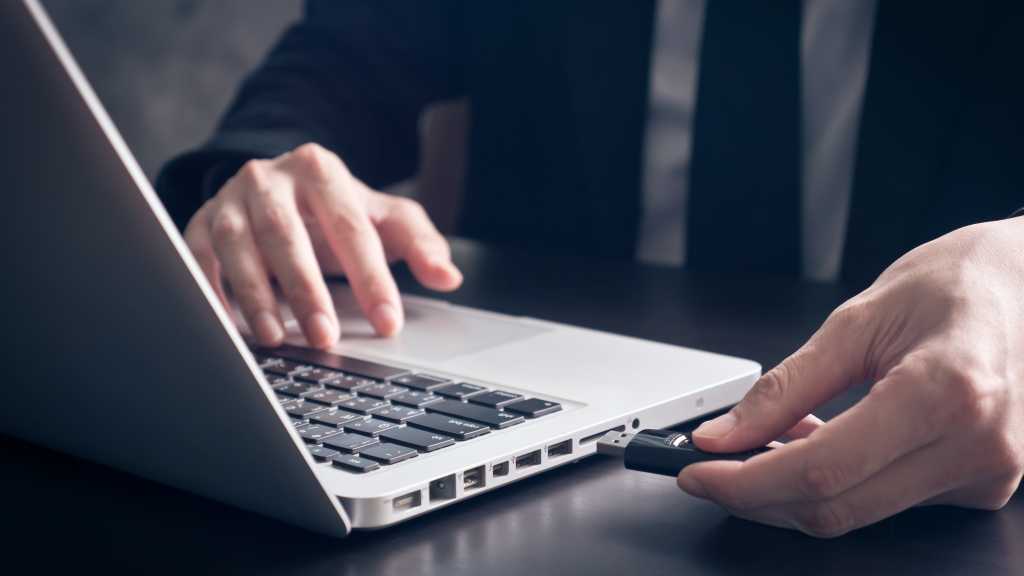 Geschäftsmann mit Laptop