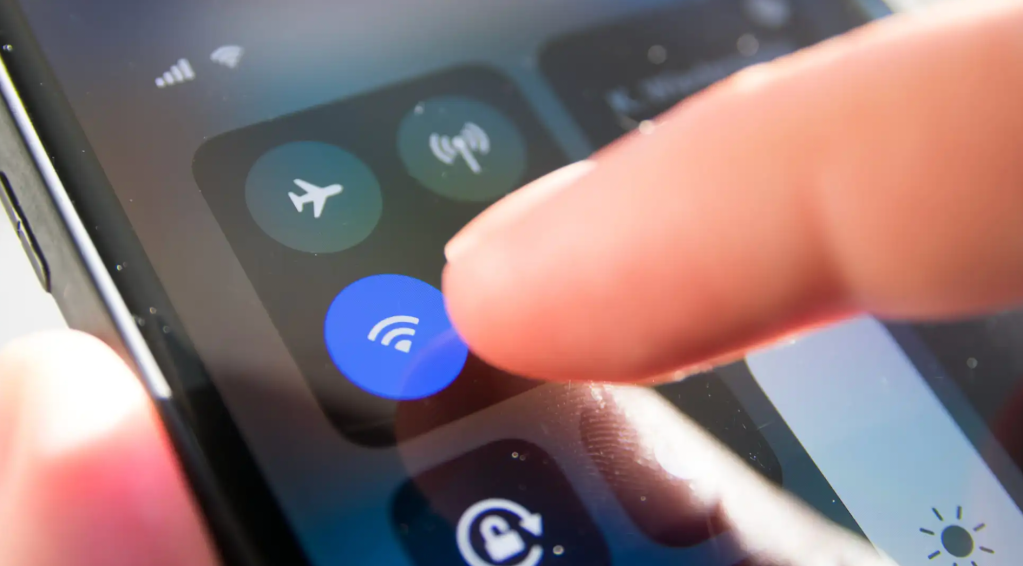 Image: Deshalb sollten Sie WLAN am Handy unterwegs unbedingt deaktivieren
