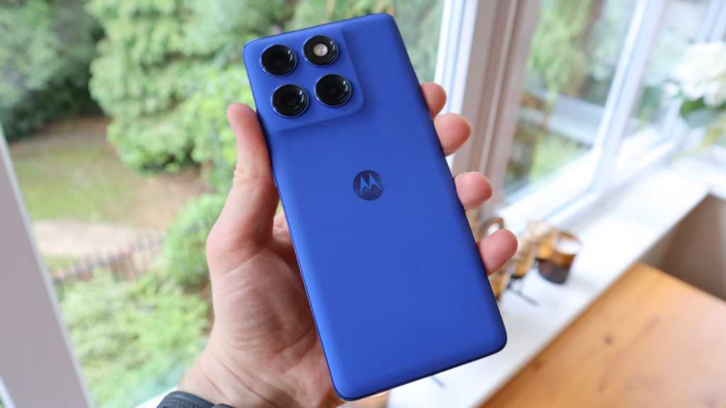 Motorola Edge 60 Pro in der Hand