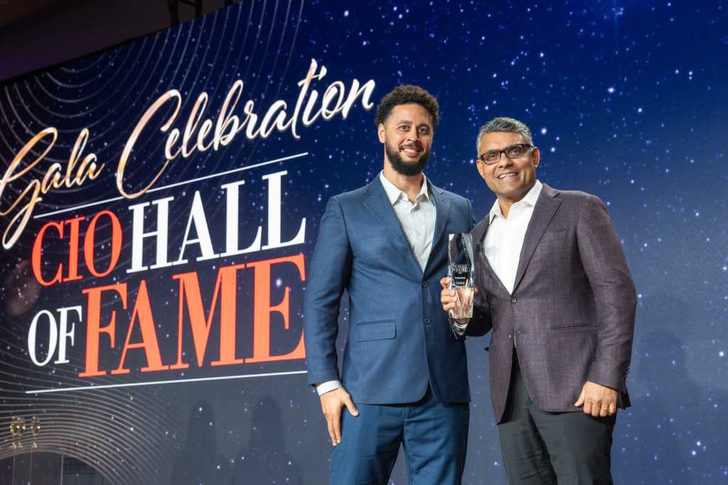 Sastry Durvasula receiving the CIO Hall of Fame award