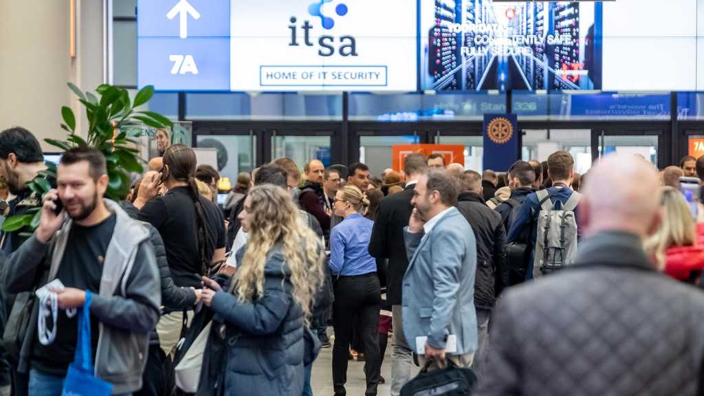 Besucher der Messe it-sa 2025.