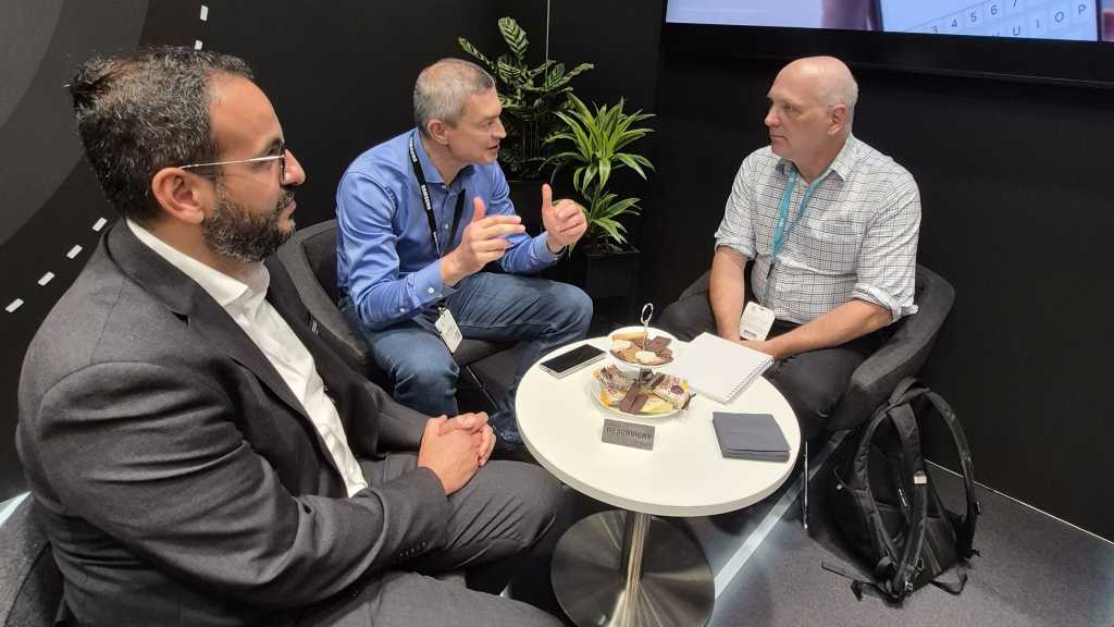 Gespräch am Samsung-Stand auf der it-sa 2025