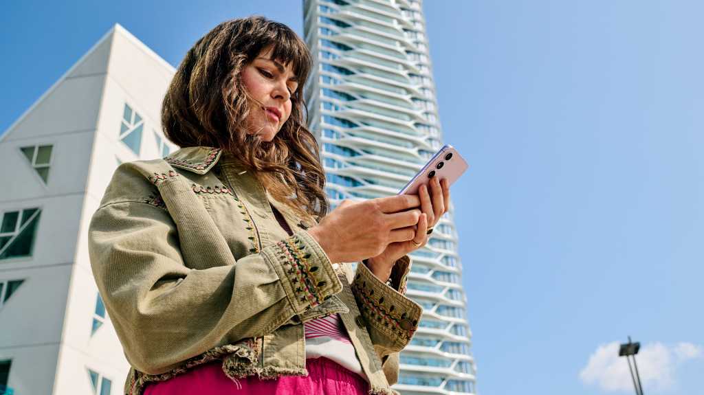 Frau, Handy, Hochhaus