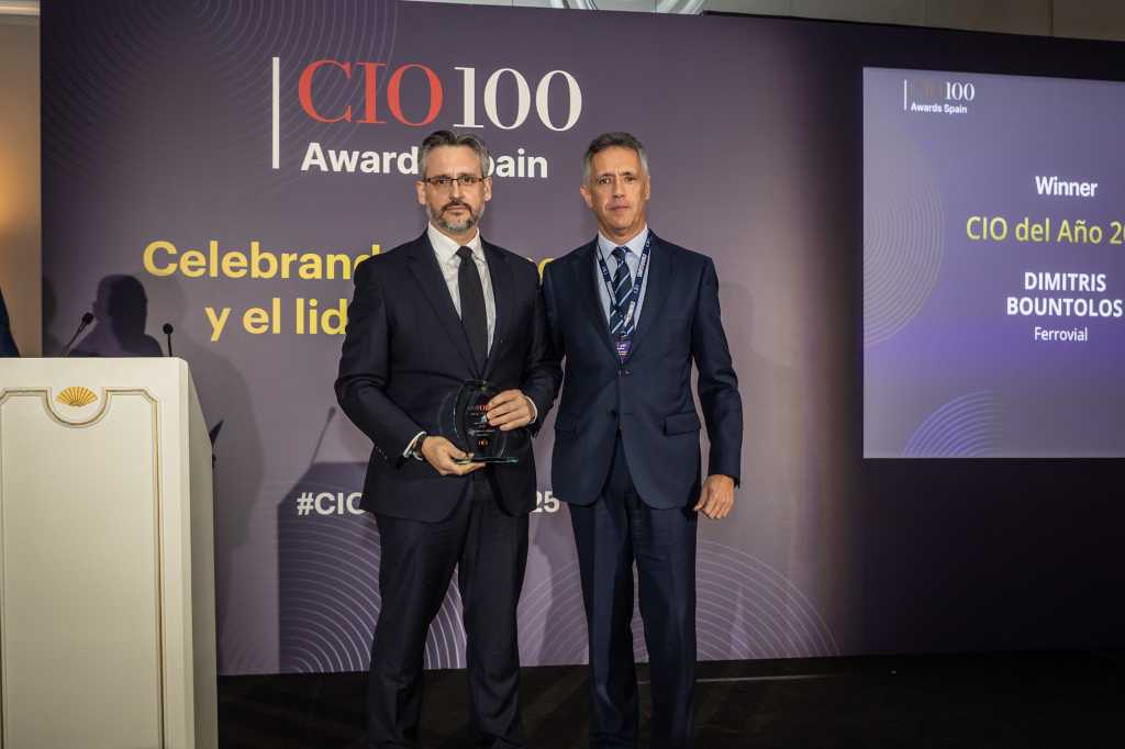 Dimitris Bountolos, CIO de Ferrrovial, recibe el premio al CIO del año de manos de Manuel Ávalos, director general de Cognizant para España, Portugal e Italia