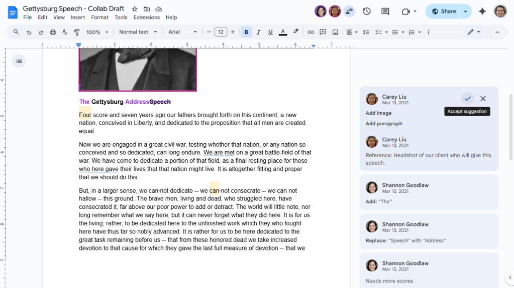 captura de pantalla de tarjetas de sugerencias junto al documento en Google Docs