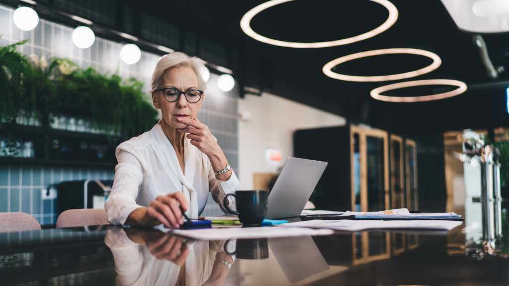 Senior Executive Decision 16z9