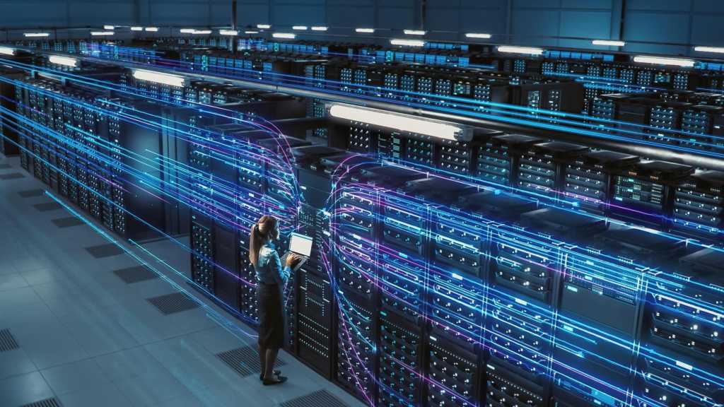 3D-Grafikkonzept: Big Data Center Chief Technology Officer mit Laptop in der Lagerhalle, aktiviert Server, Information Digitalisierung beginnt. SAAS, Cloud Computing, Webdienst