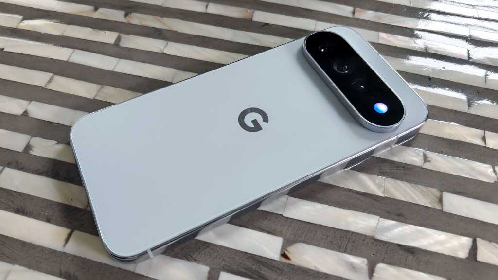 Pixel 11 Pro XL HiLight alerts that Gemini is active.